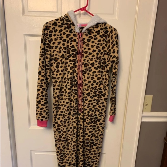 Small Leopard Onesie 🐆🖤 - Picture 2 of 4
